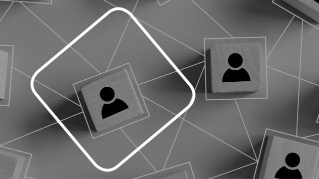 Das Bild zeigt Holzwürfel mit einer Personensilhouette in grau