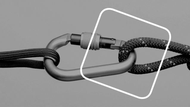 Das Bild zeigt Seile mit Haken in grau